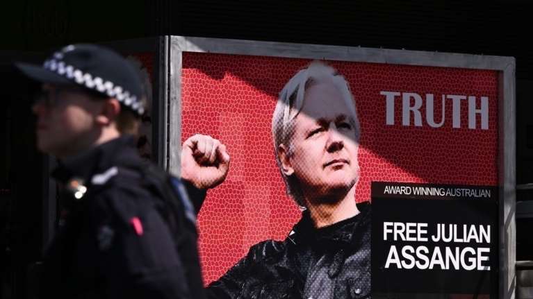 ΕΣΗΕΑ: Eπίτιμο μέλος της ένωσης ο Τζούλιαν Ασάνζ - &quot;Ελευθερώστε τον&quot; - Εκστρατεία της Διεθνούς Ομοσπονδίας Δημοσιογράφων