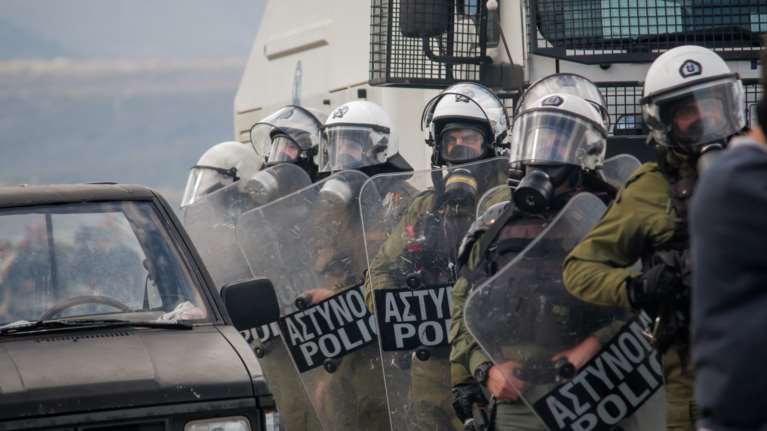 Η ΕΛ.ΑΣ. για τα επεισόδια στη Μαλακάσα: Μας πετούσαν πέτρες, τραυματίστηκαν έξι αστυνομικοί