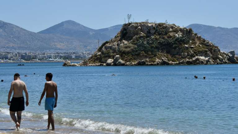 Καιρός για παραλία: Ηλιοφάνεια και 38 βαθμοί Κελσίου