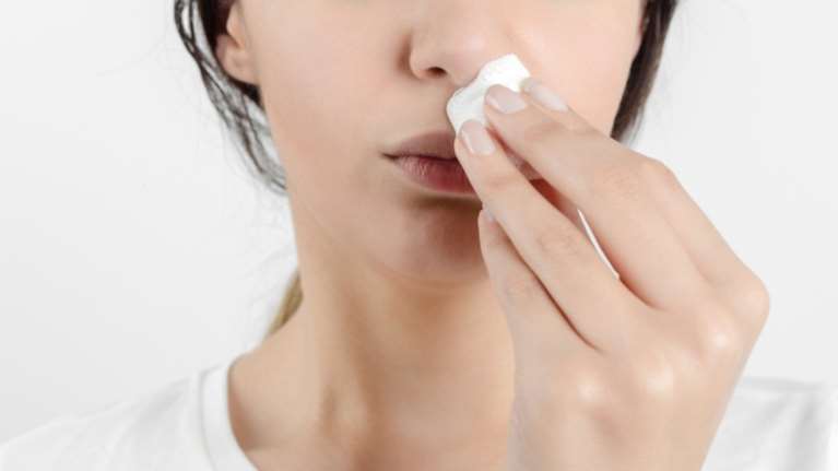 Γιατί ανοίγει η μύτη μας; Τα πιο συχνά αίτια της ρινορραγίας