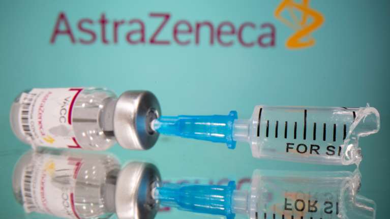 ΕΜΑ: Τα οφέλη του εμβολίου της AstraZeneca υπερέχουν των κινδύνων - Δεν έχουμε στοιχεία ότι προκαλεί θρομβώσεις