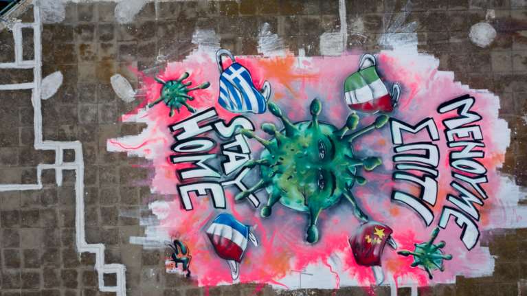 Κορονοϊός: Εντυπωσιακό γκράφιτι σε ταράτσα στην Ηλιούπολη από τον 16χρονο S.F.