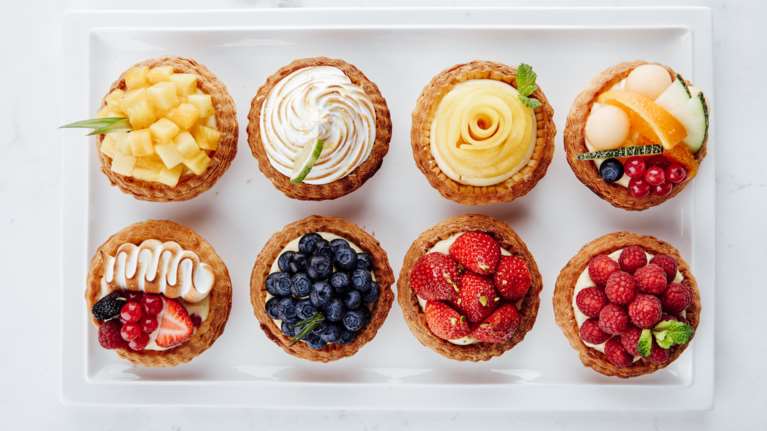 Ακης Πετρετζίκης: Πανεύκολη συνταγή για ταρτάκια φρούτων με πατισερί λευκής σοκολάτας