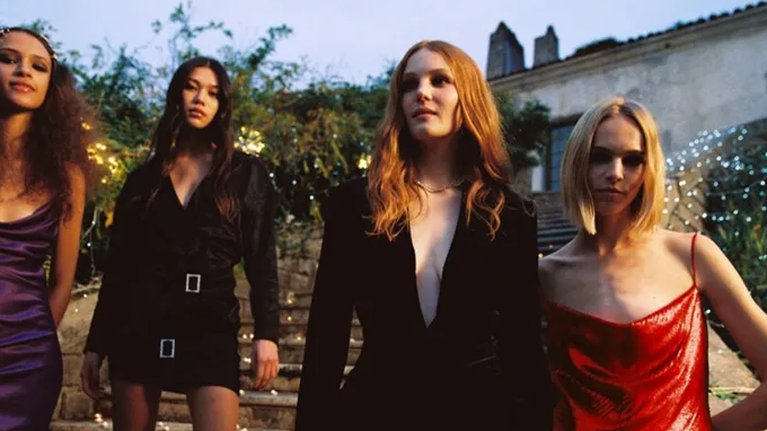 Το metallic φόρεμα από Zara που είναι ιδανικό για τις γιορτές