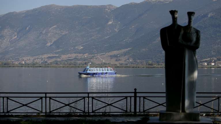 Ιωάννινα: Επιχειρηματίας έβαλε να πετάξουν στη λίμνη την έγκυο σύντροφό του για να ρίξει το παιδί