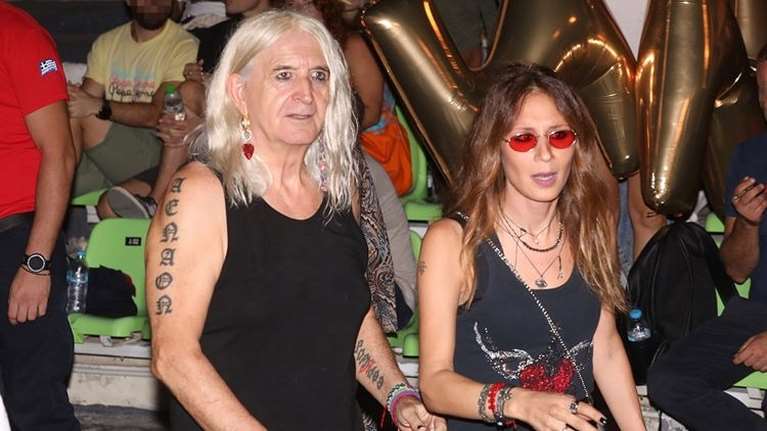 Ο Νίκος Καρβέλας παρακολούθησε τη συναυλία της Άννας Βίσση μαζί με τη σύντροφό του, Έλενα Φερεντίνου