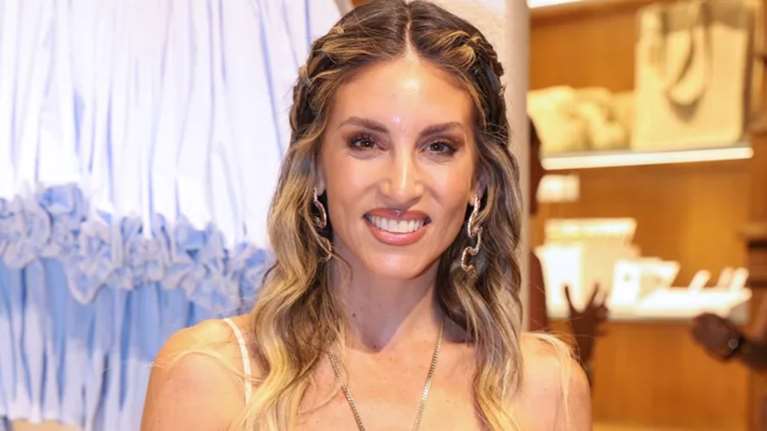 Το πρωτότυπο χτένισμα της Αθηνάς Οικονομάκου είναι ό,τι πρέπει αν είσαι καλεσμένη σε βάφτιση