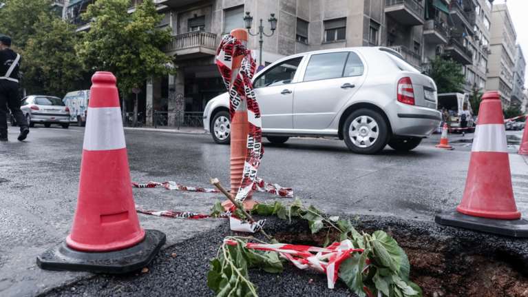 Σφοδρή καταιγίδα στην Αθήνα: Υποχώρησε το οδόστρωμα στην Πειραιώς - Δείτε εικόνες