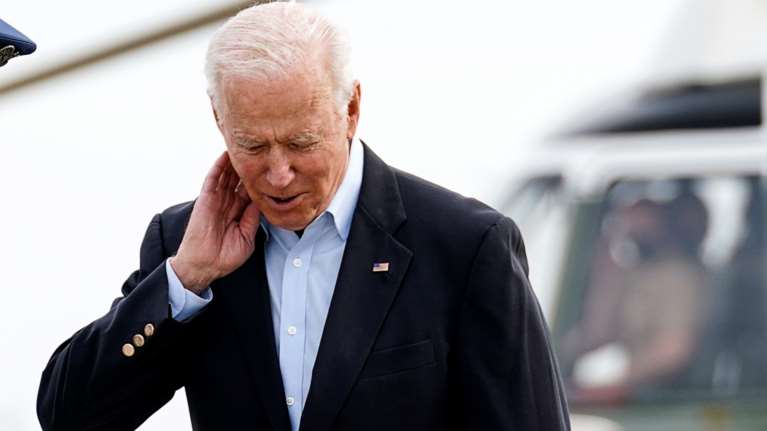 Eπεισοδιακά ξεκίνησε το ταξίδι Μπάιντεν στην Ευρώπη: Του επιτέθηκαν… τζιτζίκια