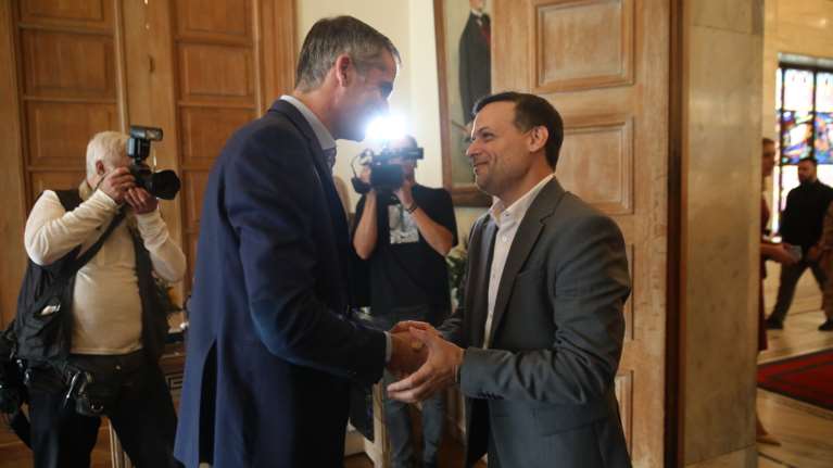 Σφοδρή κριτική Μπακογιάννη σε Δούκα: &quot;Χρυσοί&quot; κάδοι για σκύλους, εν μέσω σφράγισης κοινωνικών δομών