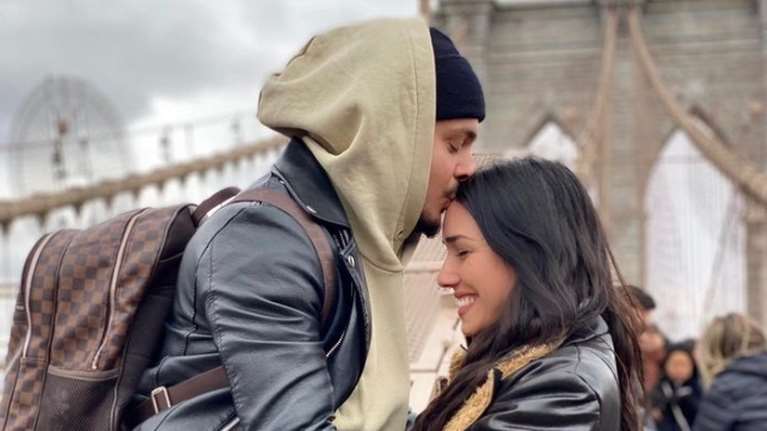 Παντρεύεται σήμερα ο Stan - Ο ρομαντικός γάμος στην Πάρο και η καλλονή σύντροφός του