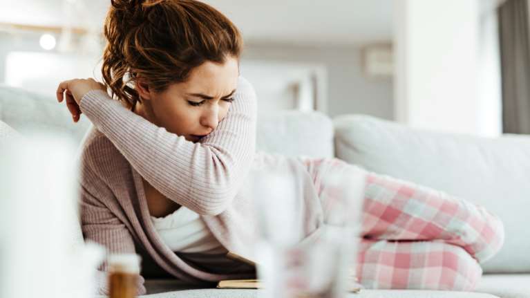 Μπορεί να έχουμε πνευμονία χωρίς βήχα; Τα συμπτώματά της σε ενήλικες και μωρά