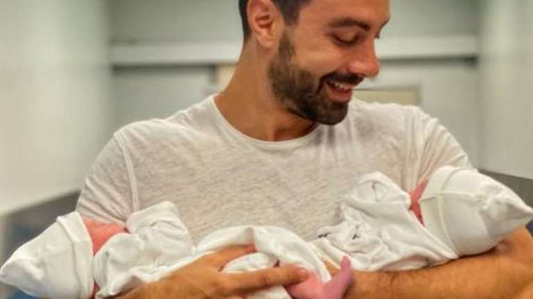 Γέννησε η Χριστίνα Μπόμπα: Στην αγκαλιά του Σάκη τα δίδυμα κοριτσάκια - &quot;Έφτασαν!!&quot; [Εικόνα]