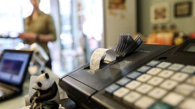 Πότε και πώς θα γίνει η διασύνδεση των ταμειακών με τα POS - Το χρονοδιάγραμμα της εφαρμογής του μέτρου