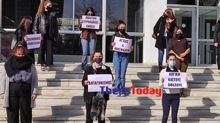 ΑΠΘ: Φοιτήτριες &quot;σπάνε τη σιωπή&quot; - Διαμαρτυρία με μαύρα μαντίλια για την παρενόχληση γυναικών