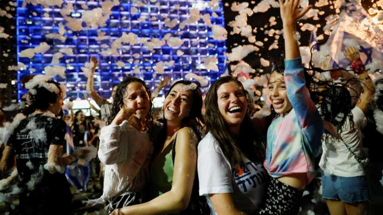 Τελ Αβίβ: Χιλιάδες πολίτες γιορτάζουν την αποχώρηση του Νετανιάχου από την εξουσία [Εικόνες]