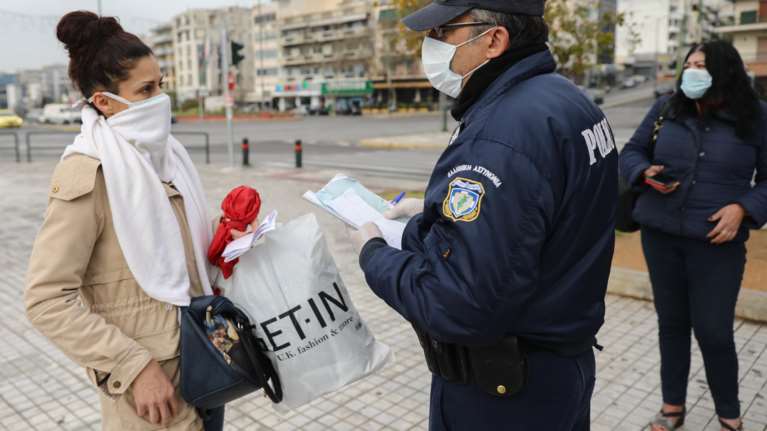 Απαγόρευση κυκλοφορίας: 766 παραβάσεις σε όλη τη χώρα για τον κορονοϊό