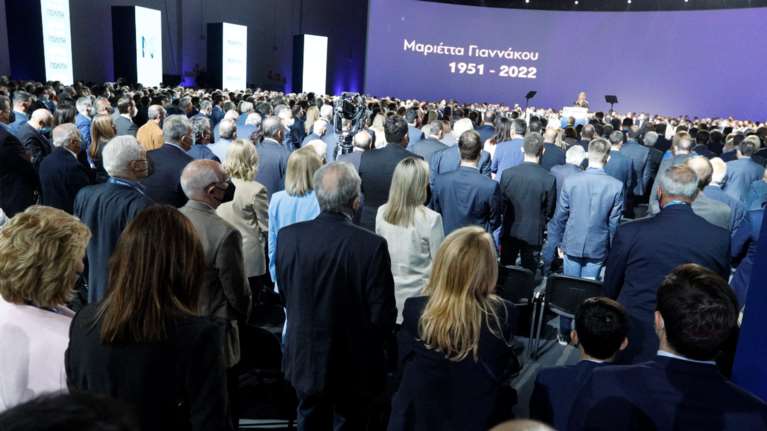 Συγκίνηση για τη Μαριέττα Γιαννάκου:  &quot;Αθάνατη&quot; - Με ενός λεπτού σιγή στη μνήμη της ξεκίνησε το συνέδριο της ΝΔ