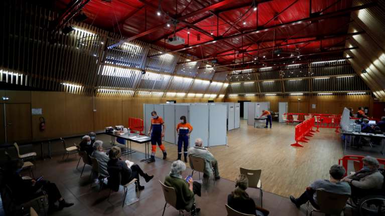 Κορονοϊός- Γαλλία: Φτάνουν οι δόσεις του εμβολίου της AstraZeneca αλλά δεν γλιτώνει το 3ο lockdown