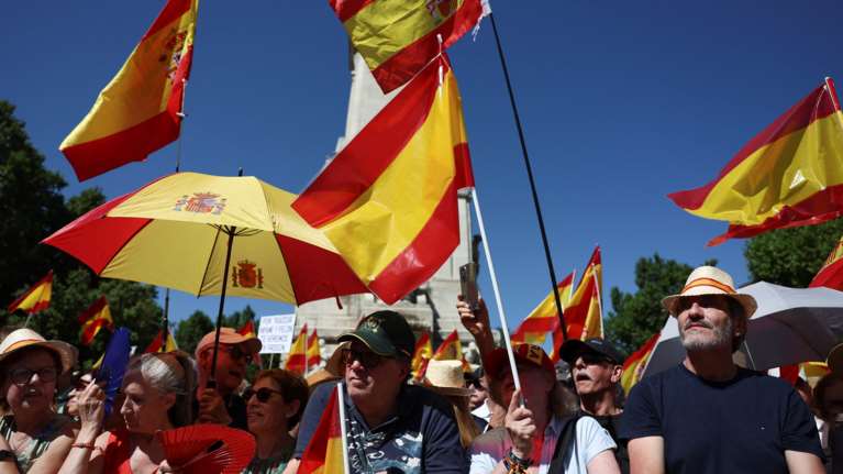 Χιλιάδες διαδηλωτές στη Μαδρίτη ζητούν πρόωρες εκλογές και την παραίτηση Σάντσεθ