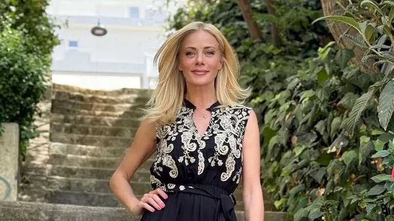 Στο σπίτι της Ζέτας Μακρυπούλια: Το ολάνθιστο μπαλκόνι και το bohemian στιλ του σαλονιού της