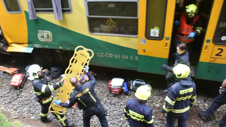Σύγκρουση τρένων στην Τσεχία με δεκάδες τραυματίες