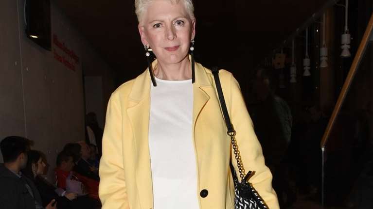 Η Έλενα Ακρίτα νύφη στον πρώτο της γάμο: To κομψό one-shoulder ριχτό νυφικό