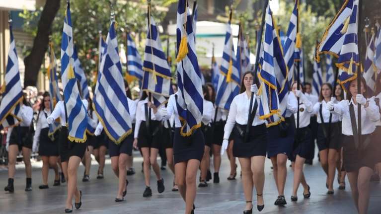 Πάτρα: Εντονες αντιδράσεις για τον γυμναστή που ζήτησε ψηλές και αδύνατες μαθήτριες για την παρέλαση - Καλείται σε απολογία