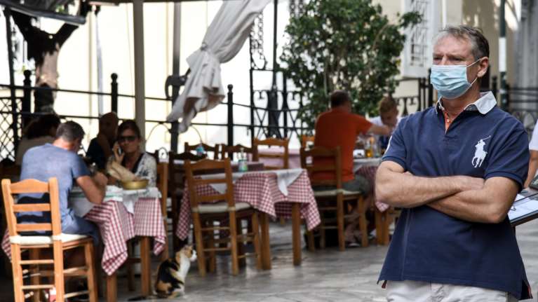 Κορονοϊός: Δείτε πώς θα συμπληρώσετε τη βεβαίωση άδειας κυκλοφορίας για τις ώρες απαγόρευσης