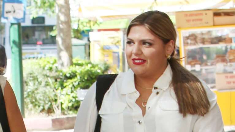 Το Zara φόρεμα της Δανάης Μπάρκα φοριέται από το πρωί ως το βράδυ, ακόμα και σε βάπτιση - κοστίζει λιγότερο από 40 ευρώ