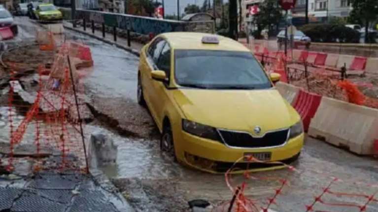 Κακοκαιρία: Οδόστρωμα στη Λεωφ. Αλεξάνδρας "κατάπιε" ταξί - Ευτυχώς πρόλαβα και βγήκα, είπε ο οδηγός
