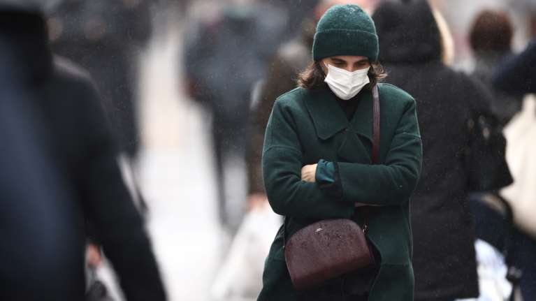 Μετάλλαξη Όμικρον: Ίσως είναι πιο μεταδοτική, λένε οι επιστήμονες - Εχει "κλέψει" γενετικό υλικό από το κοινό κρυολόγημα