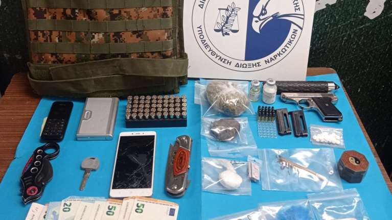 Στο αυτόφωρο 22χρονος για διακίνηση ναρκωτικών στην Αττική - Οπλο, σφαίρες, σουγιάδες και γκλομπ στα ευρήματα [Εικόνες]