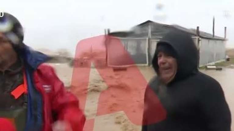 Αγιόκαμπος Λάρισας: Παντοπώλης ξέσπασε σε  κλάματα βλέποντας την περιουσία του να καταστρέφεται από την κακοκαιρία