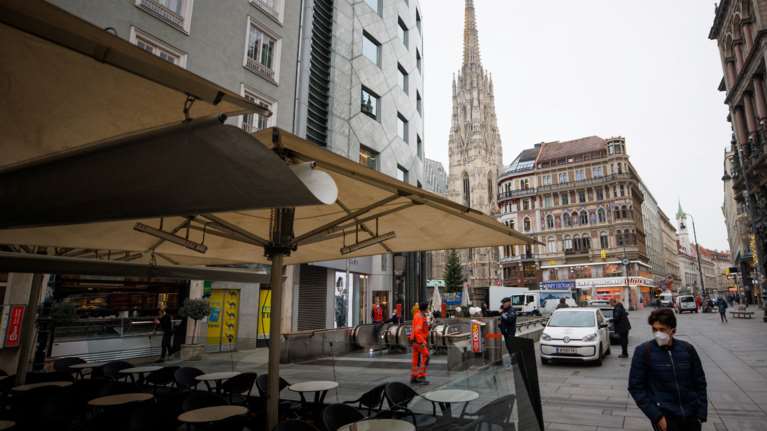 Κορονοϊός: Η Αυστρία αναστέλλει την υποχρεωτικότητα του εμβολιασμού, πριν αρχίσουν τα πρόστιμα