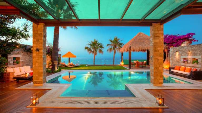 Τα πιο ακριβά Airbnb στην Ελλάδα: Χλιδάτες βίλες για λίγους με έως 19.000 ευρώ τη βραδιά