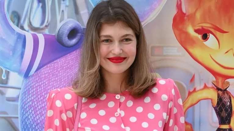 Κλέλια Ανδριολάτου: Φόρεσε τη φούστα τάση της σεζόν με τον πιο ρομαντικό τρόπο