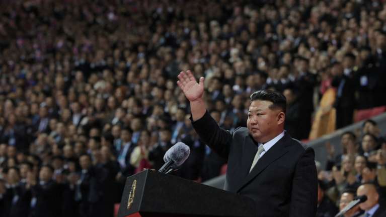 Βόρεια Κορέα: Επίδειξη ισχύος του Κιμ με νυχτερινή στρατιωτική παρέλαση στην Πιονγκγιάνγκ [εικόνες - βίντεο]