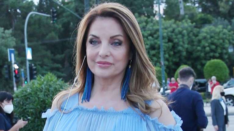 Η Αντζελα Γκερέκου απόλυτα chic στις Κυκλάδες