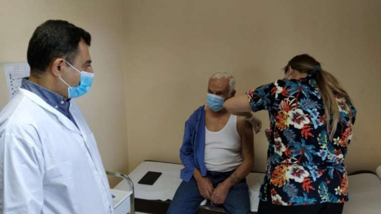 "Μαύρη" πρόβλεψη Politico: Μέχρι το Σεπτέμβριο η Ελλάδα θα έχει εμβολιάσει μόλις το 23% του πληθυσμού