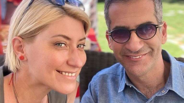 Η Σία Κοσιώνη ευχήθηκε στον &quot;δικό μου Κώστα&quot; Μπακογιάννη για τη γιορτή του - Η τρυφερή αγκαλιά με το no makeup look