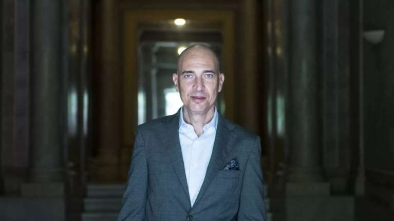 Γιάννης Μόσχος: &quot;Ένας καλλιτεχνικός διευθυντής πρέπει να παράγει έργο, αλλά ασχολείται μέχρι και με την αλλαγή μιας λάμπας&quot;