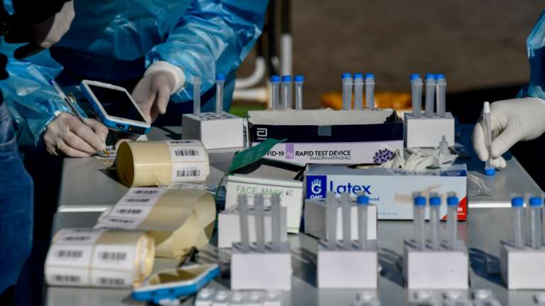 Μεταλλάξεις: Κυριαρχεί η Δέλτα, ισχυροποιείται η Όμικρον - Στα 717 τα επιβεβαιωμένα κρούσματα στην Ελλάδα