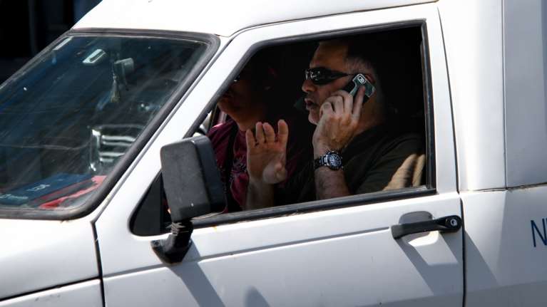 "Φωτιά" ο νέος ΚΟΚ: Αφαίρεση άδειας οδήγησης έως και οκτώ χρόνια για όσους μιλούν στο κινητό