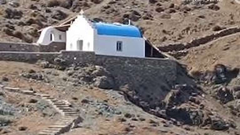 Αντώνης Ρέμος: Γκρεμίζεται το εκκλησάκι του στη Μύκονο