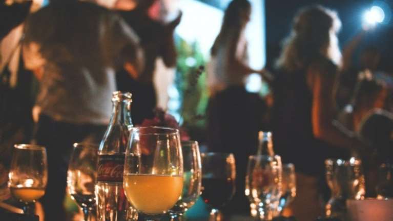 Κορονοϊός: Βαρύ πρόστιμο 50.000 ευρώ σε μπαρ της Κρήτης που δεν τηρούσε τα μέτρα