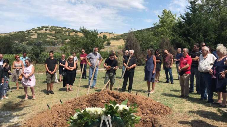 Αγάθωνας: Με μπαγλαμαδάκι το τελευταίο &quot;αντίο&quot; στον σπουδαίο ρεμπέτη [Εικόνες-Βίντεο]