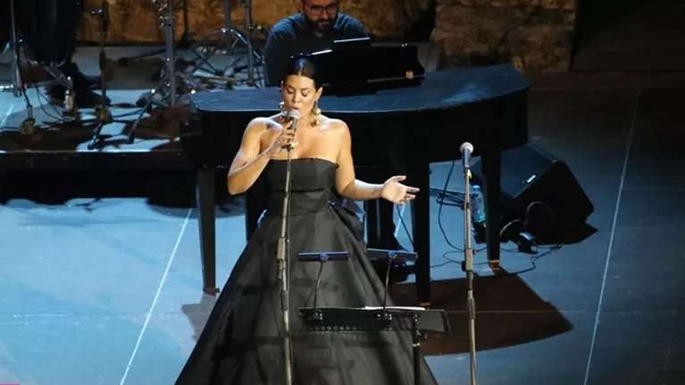 Ισμήνη Αιβάζη: Η κόρη της Μαρίας Κορινθίου την έφτασε σε ύψος - Δες τη με κοντό, εμπριμέ φόρεμα