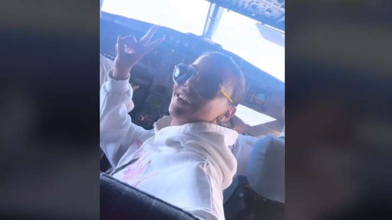 Ειρήνη Παπαδοπούλου: Κινδυνεύουν με απόλυση οι δύο πιλότοι που έβαλαν την τραγουδίστρια στο πιλοτήριο αεροπλάνου