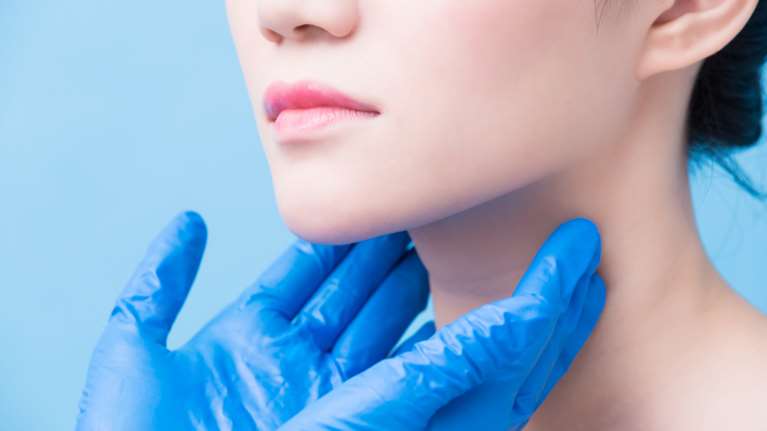 Θυρεοειδίτιδα Χασιμότο: Οδηγός, συμπτώματα και θεραπεία για την πάθηση που ξαφνικά ακούμε συνέχεια